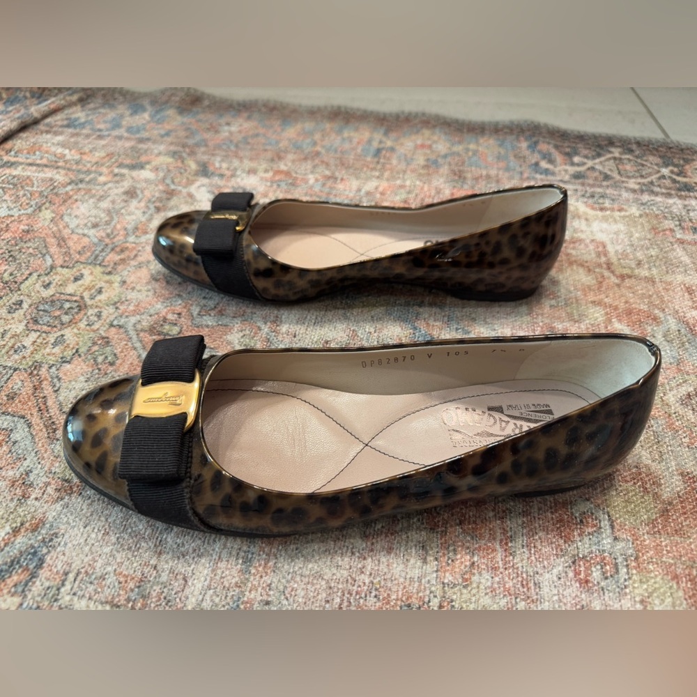 Ferragamo Vara bow women’s 7.5 brown tortoise w/ gold hardware